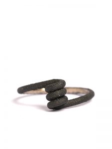 dünner zarter Ring aus geschwärztem Stahl design von XbyAB